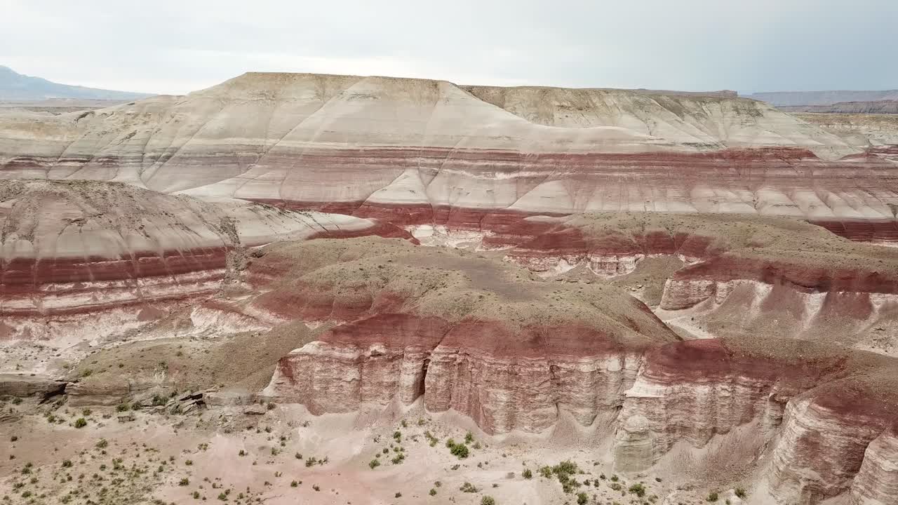 Lanskap Gersang, Formasi Batupasir Berlapis, dan Ngarai di Gurun Utah dekat Hanksville, AS, Pemandangan Udara Sinematik