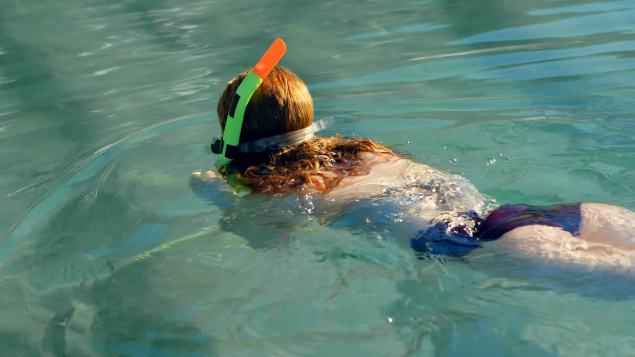 해변 4k에서 물에서 수영하는 여자