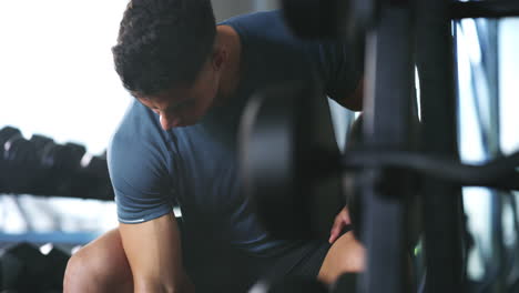 Un-Joven-En-Forma-Haciendo-Ejercicio-Con-Pesas