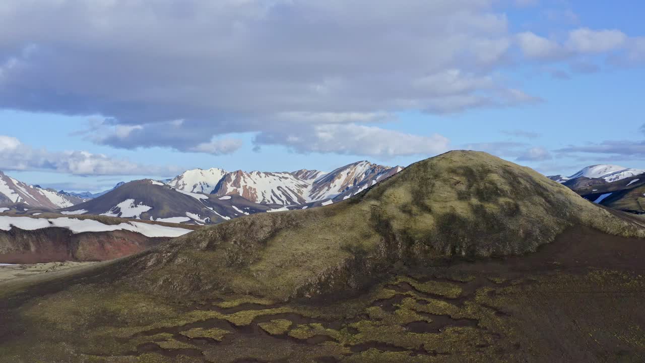 앞면에는 작은 산이 있는 랜드만날라우가르의 북나름슈라운 용암 앞에서 드론이 상승하는 모습