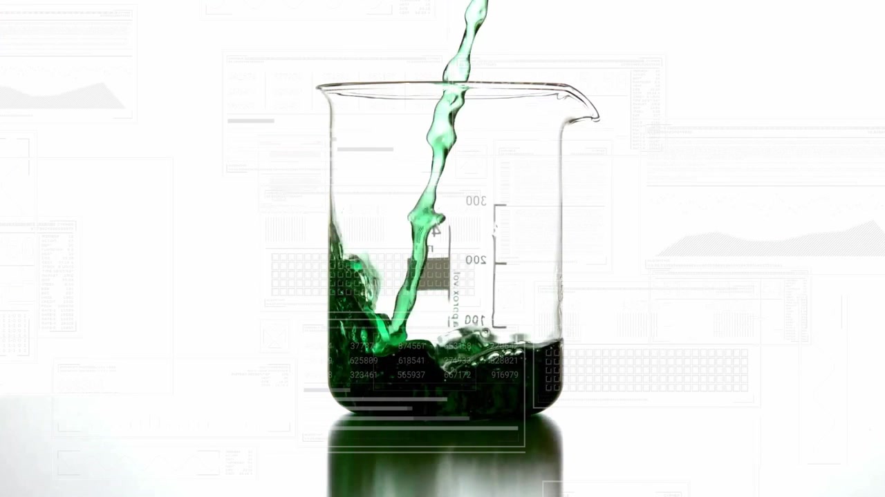 Liquido verde che si versa in un becher trasparente, avviando un vortice e poi formando goccioline, mostrando il riempimento.