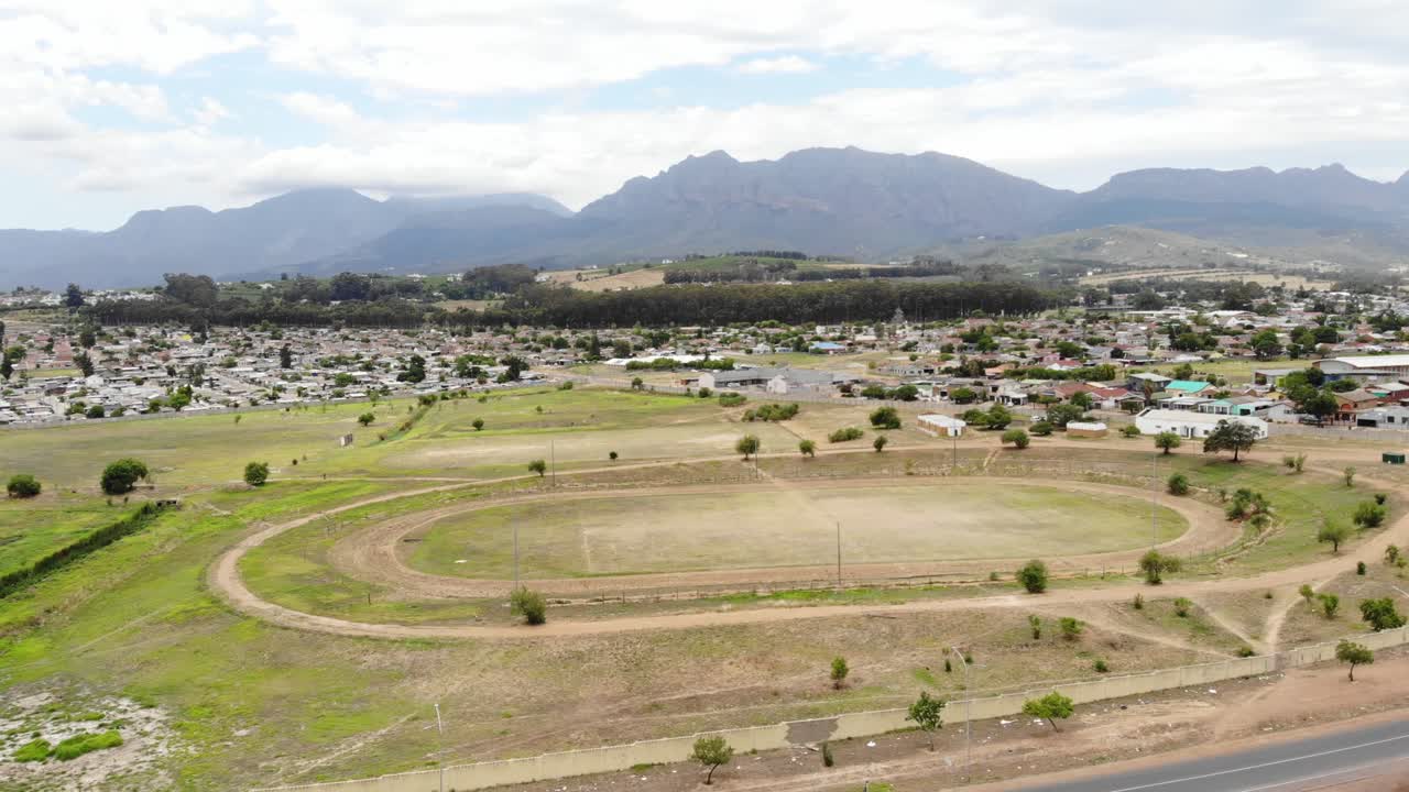 una toma de dron de una pista de atletismo de tierra del municipio en paarl
