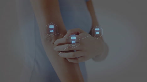 animación de iconos de medicina sobre la mujer caucásica rascándose el brazo