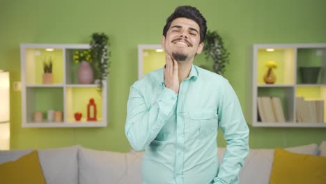 un joven guapo y carismático sonríe a la cámara.