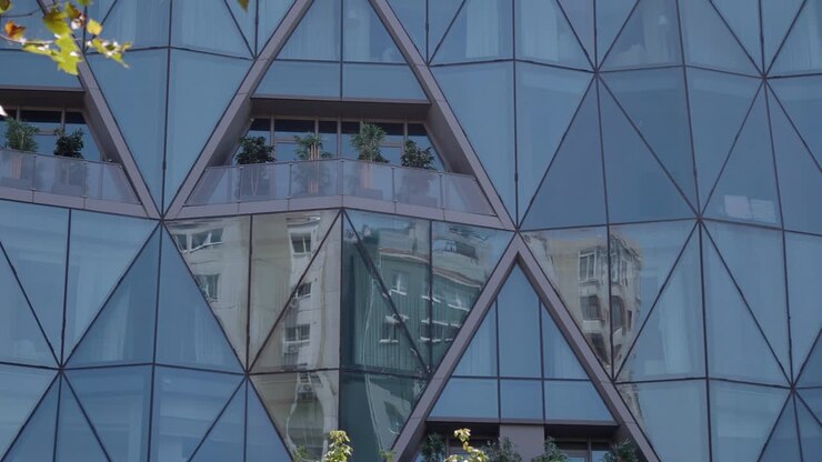 Edificio moderno con facciata in vetro