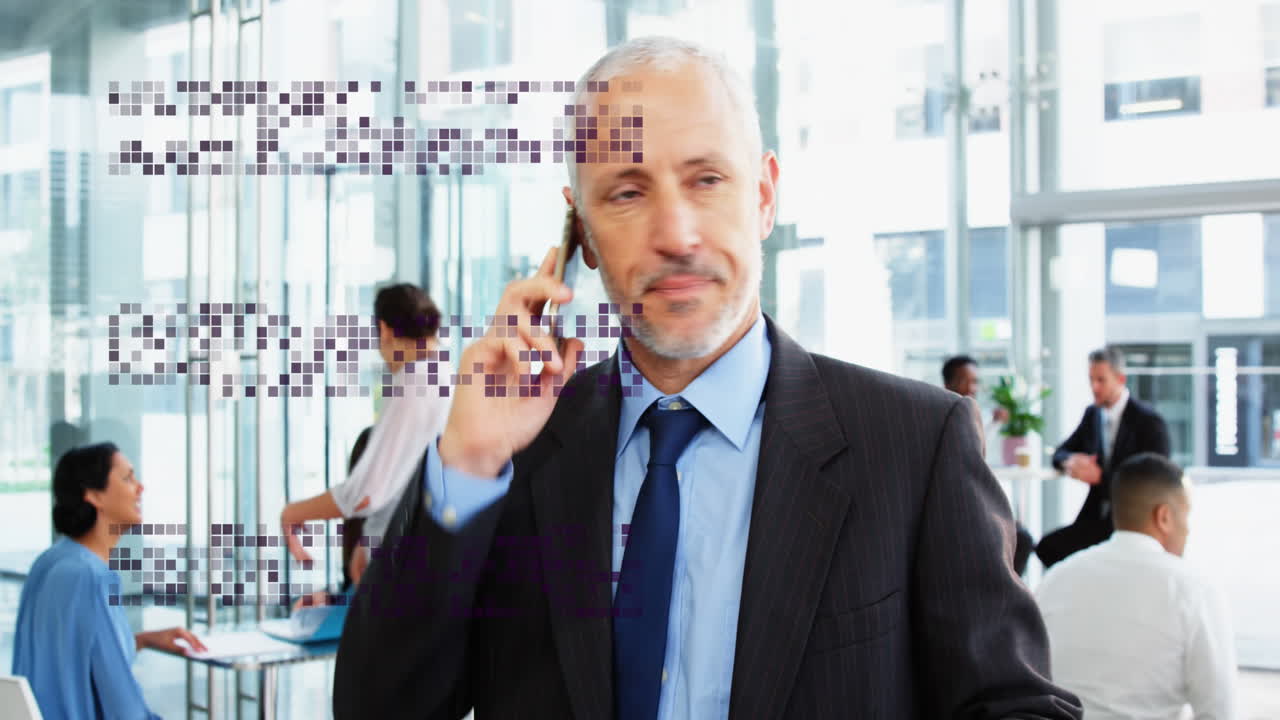 animación de cuadrados sobre hombre de negocios caucásico hablando en teléfono inteligente.