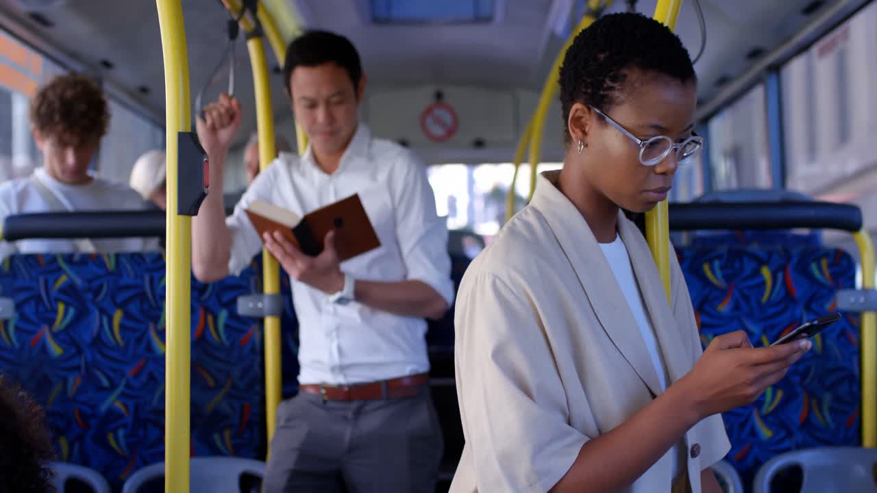 Naismatkustaja käyttää matkapuhelinta bussissa matkustaessaan 4K