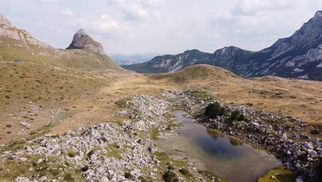 Paisaje-Natural-Del-Parque-Nacional-Durmitor,-Montenegro---Avance-Aéreo