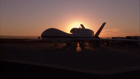 un dron no tripulado al amanecer