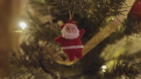 árbol de navidad y adornos con luces