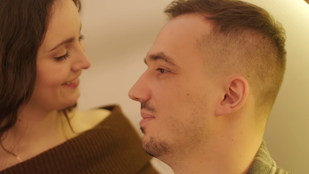 una pareja enamorada está pasando tiempo en casa.