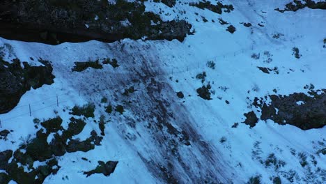 Dunkler-Und-Launischer-Tag-Auf-Dem-Schneebedeckten-Gipfel-Des-Pico-Ruivo-In-Madeira