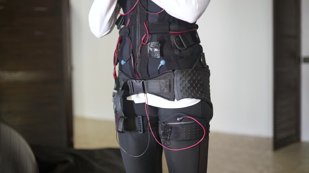 mujer con traje de ems para entrenamiento muscular