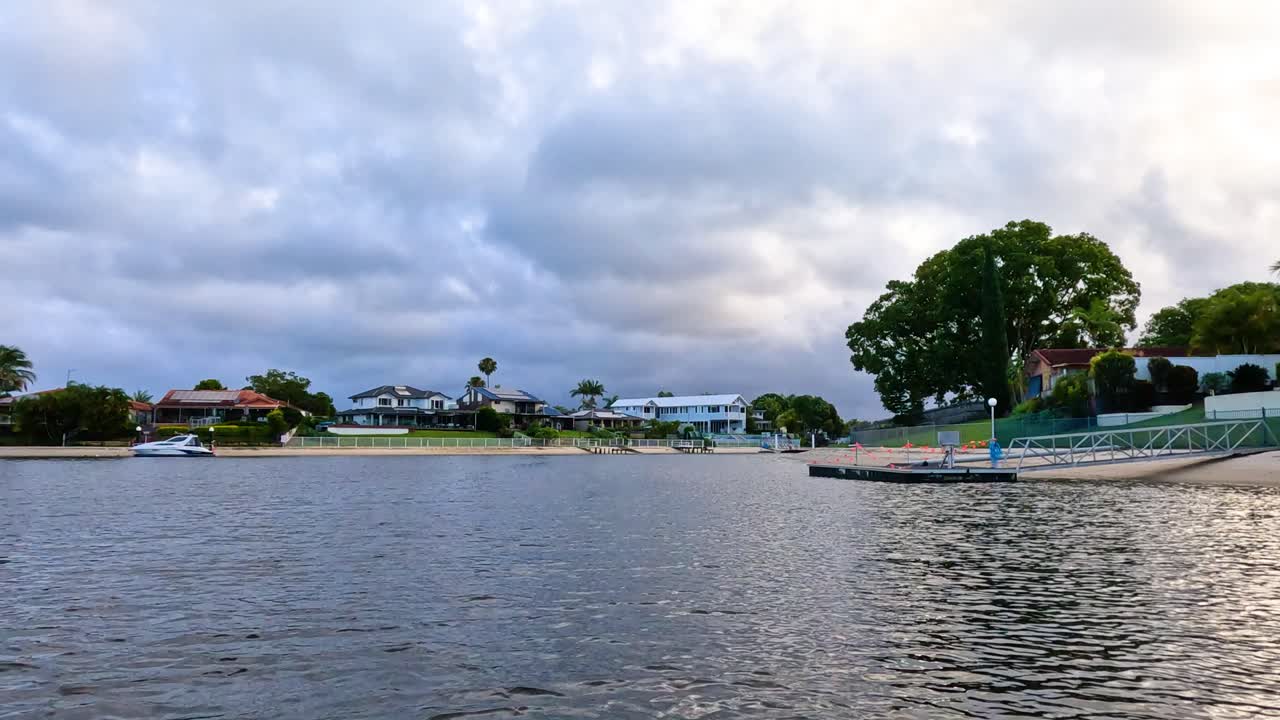 넓은 해변을 가로질러 경치 좋은 보트 타기