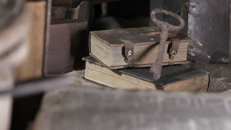 Rostiger-Schlüssel-Auf-Alten-Büchern.-Nahaufnahme