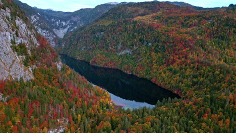 Toplitzsee-Im-Gebirgstal-Mit-Buntem-Herbstwald-Ringsum