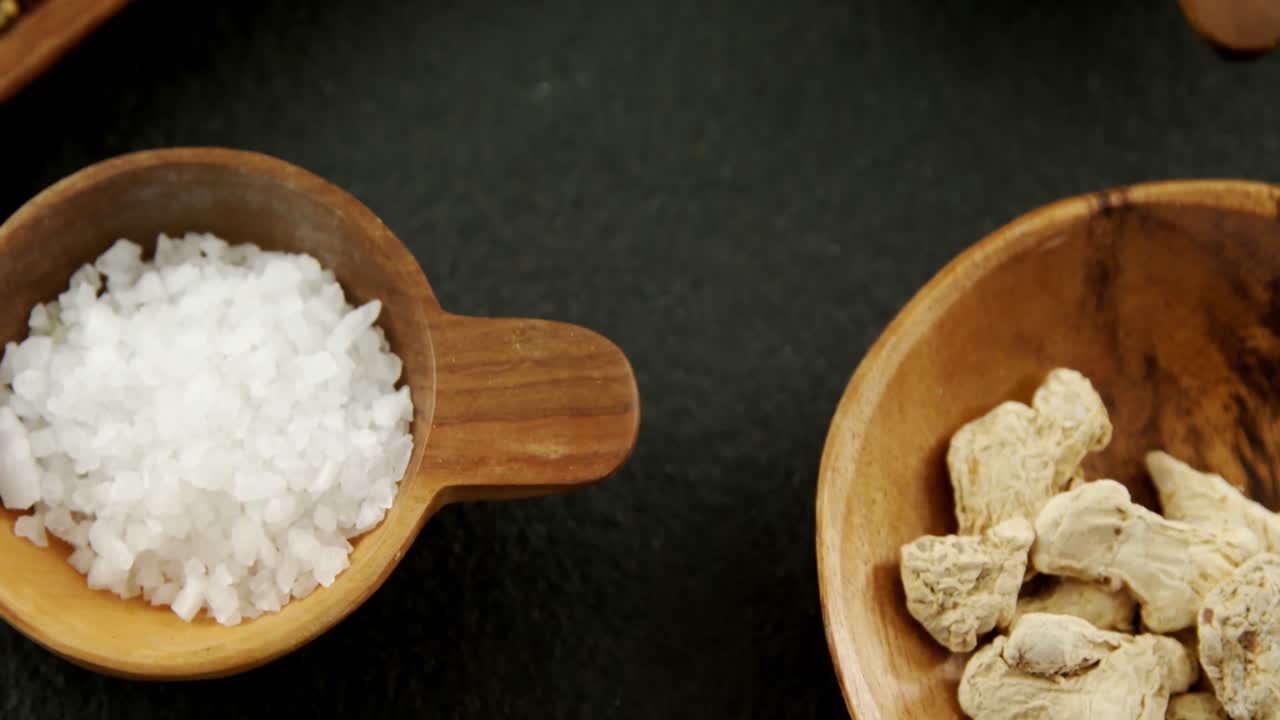 콘크리트 배경 에 있는 여러 가지 향신료 4k