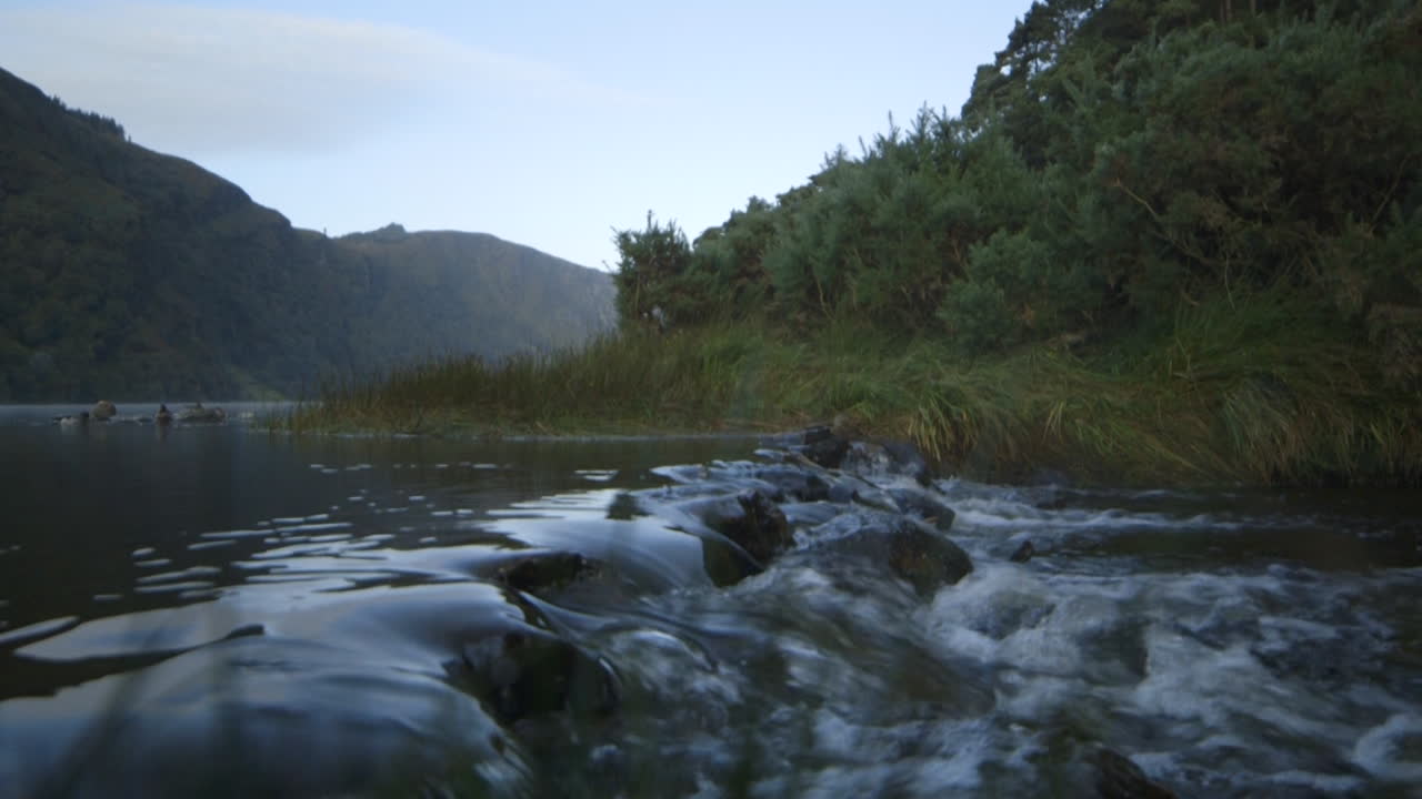 Una piccola cascata in un lago suggestivo a Glendalough, Irlanda.
