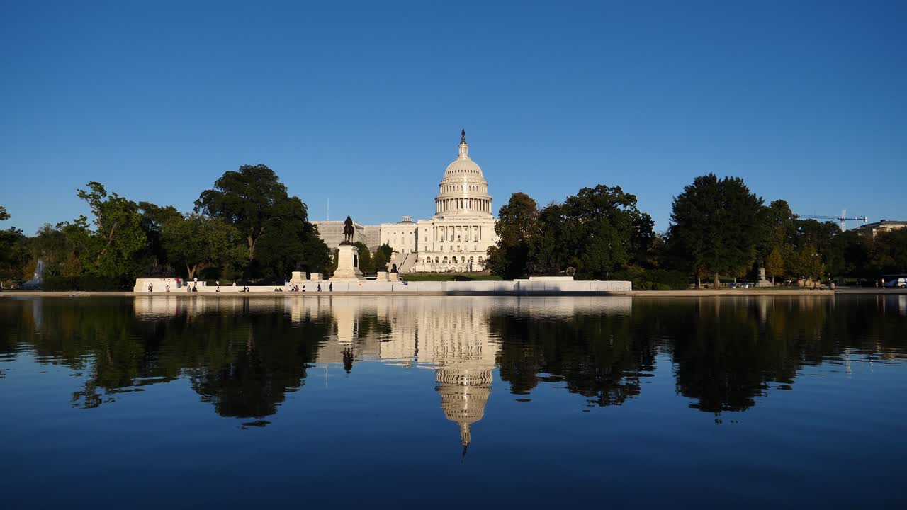 L'edificio del Campidoglio degli Stati Uniti riflesso nella vasca riflettente di Washington D.C.