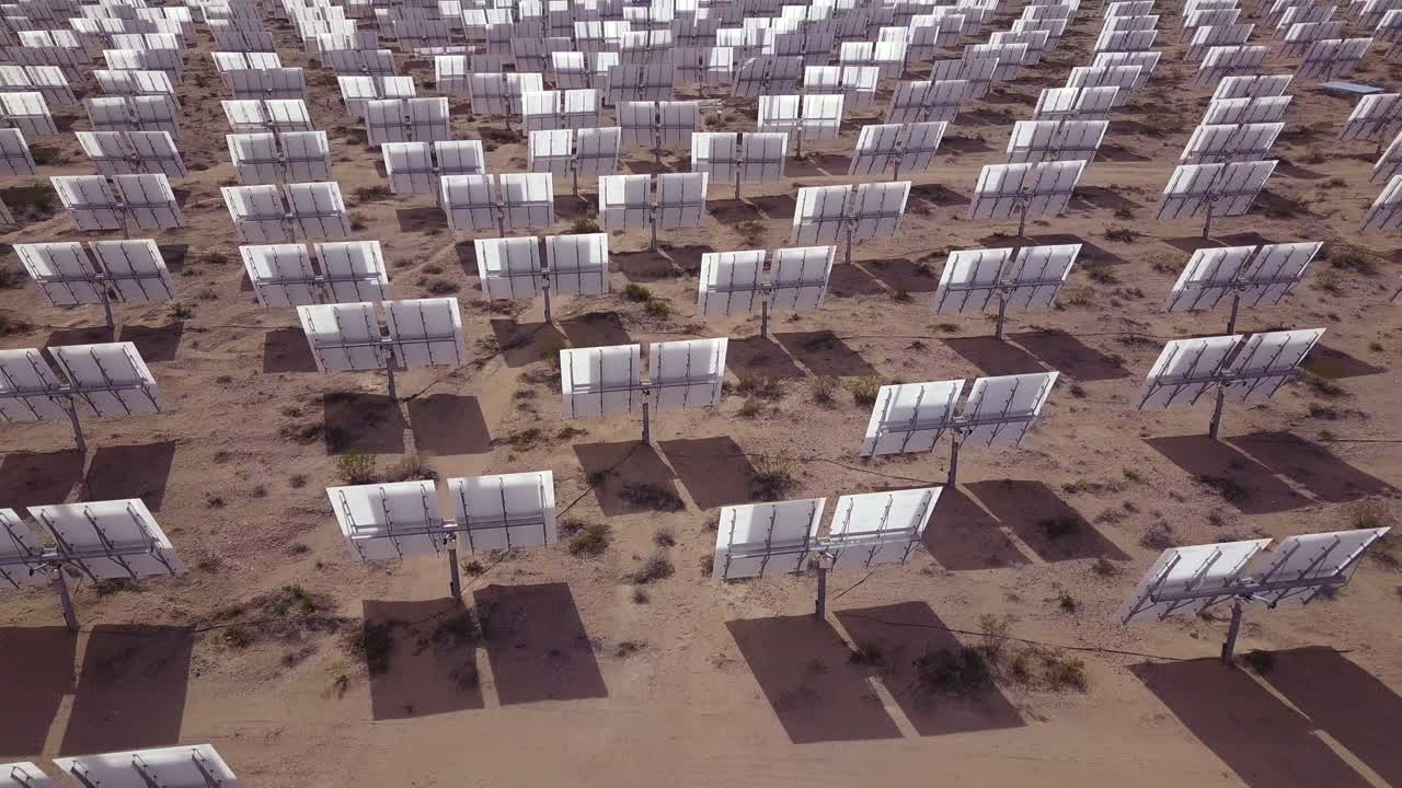 태양열 필드의 넓은 철수에 꽉 끼는 드론