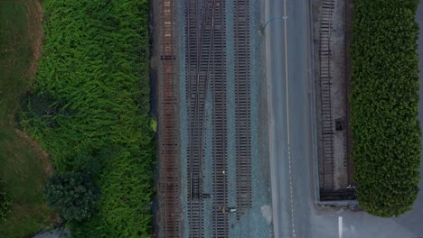 Impresionantes-Vías-De-Tren-Vacías-Dron-De-Ferrocarril-Toma-Aérea-De-Arriba-Hacia-Abajo