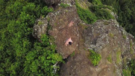 hombre solitario aventurero camina a lo largo de un acantilado tropical atravesando obstáculos