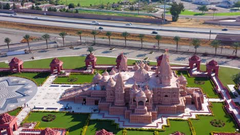 Panorámica-Rápida-Aérea-Vista-Izquierda-De-Un-Templo-Hindú-Cerca-De-Los-Ángeles,-California