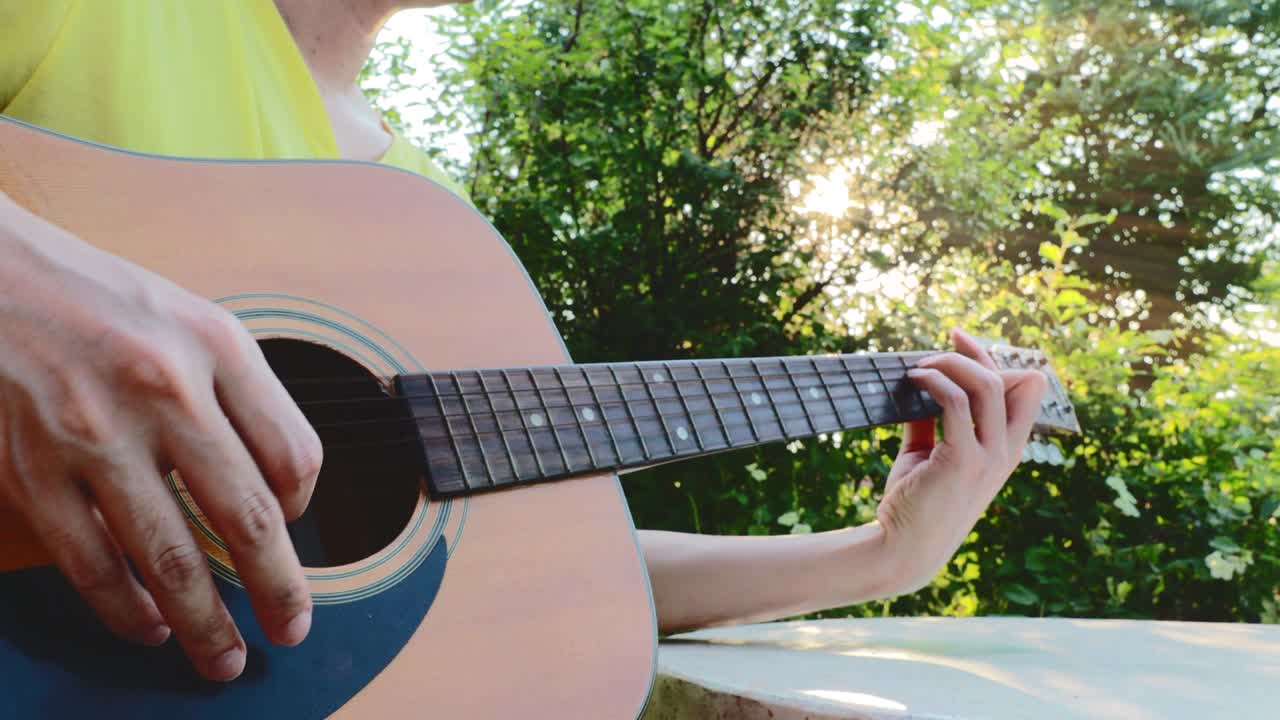 usando la mano para tocar la guitarra