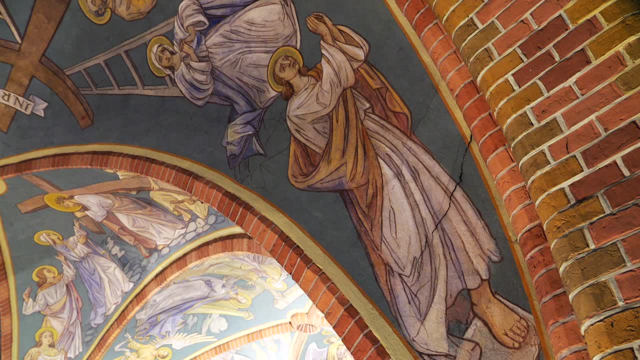 Interior de Igreja Antiga em Uso, mas Requerendo Restauração Urgente