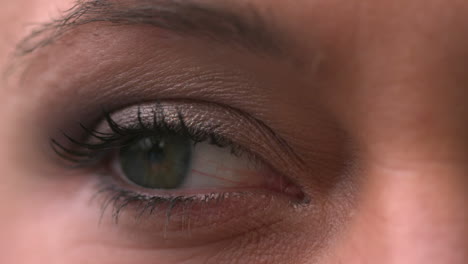 primer plano de los ojos de la mujer