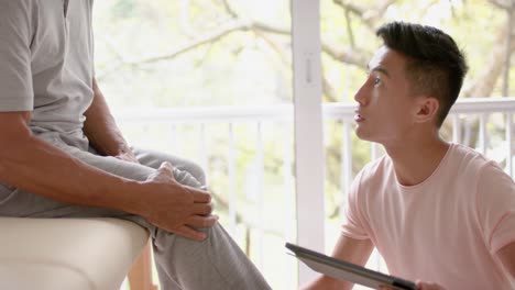 다양한 남성 물리치료사와 태블릿 검사 노인 남성 환자, 느린 동작