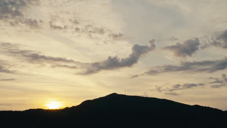 Statische-Aufnahme-Einer-Untergehenden-Sonne-Hinter-Einem-Großen-Silhouettierten-Hügel