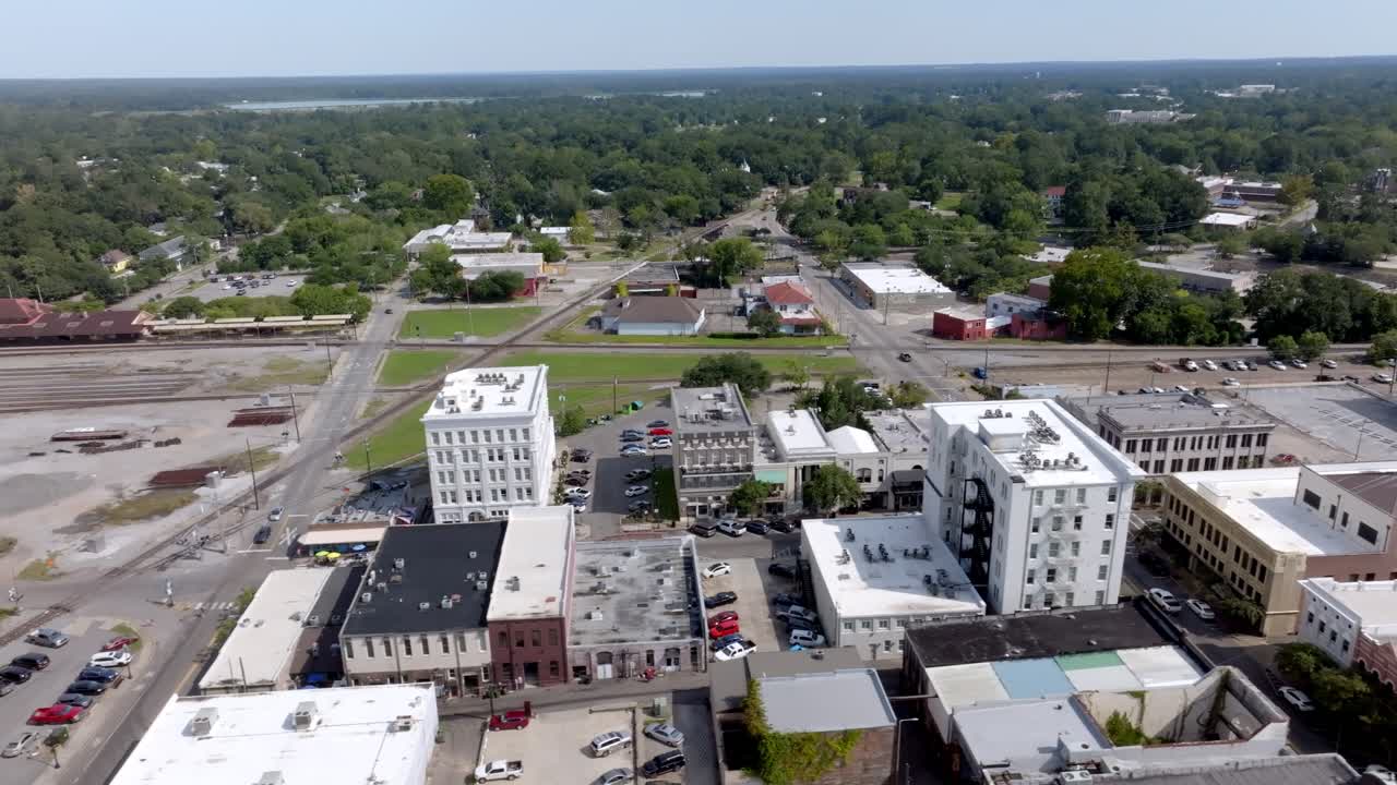 Centro di Hattiesburg, Mississippi con video drone che si muove da sinistra a destra