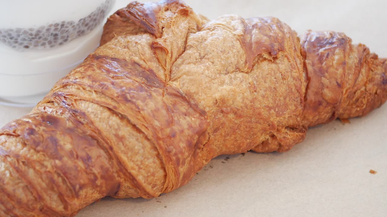 Primo piano di un croissant