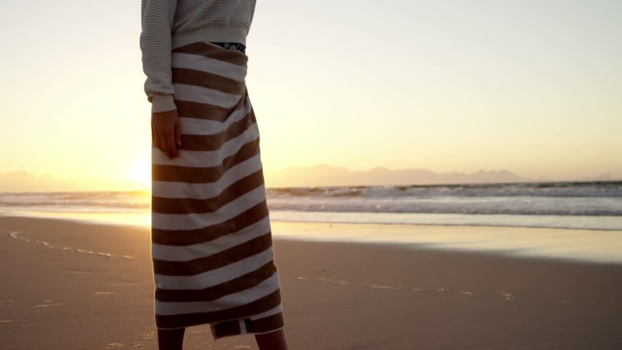 아름다운 여성이 해변에서 즐기고 있습니다.