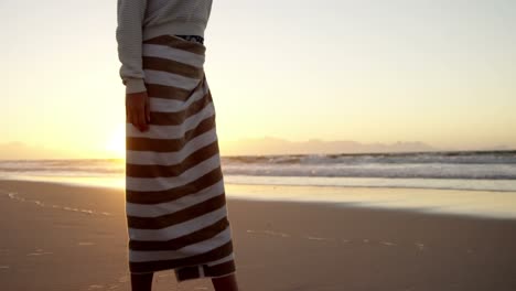 mujer hermosa disfrutando en la playa