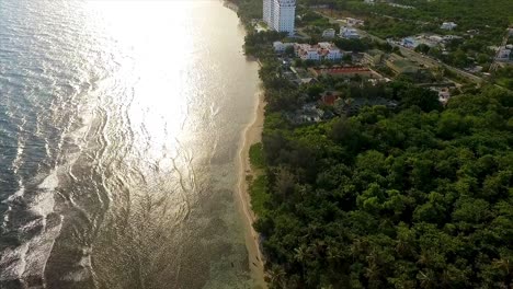 la exuberante costa de miami con olas que golpean la costa, un día soleado y brillante, vista aérea, en américa