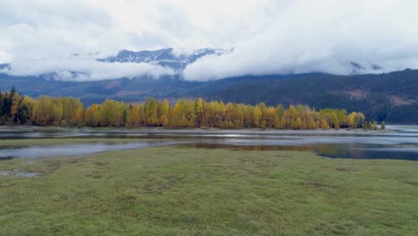 Vista-Panorámica-De-Cadenas-Montañosas,-árboles-Otoñales-Y-Lago-4k