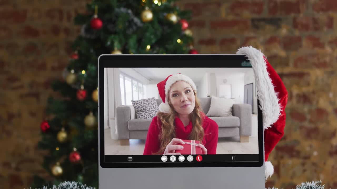 mujer caucásica feliz en videollamada en la computadora, con decoraciones de navidad y árbol