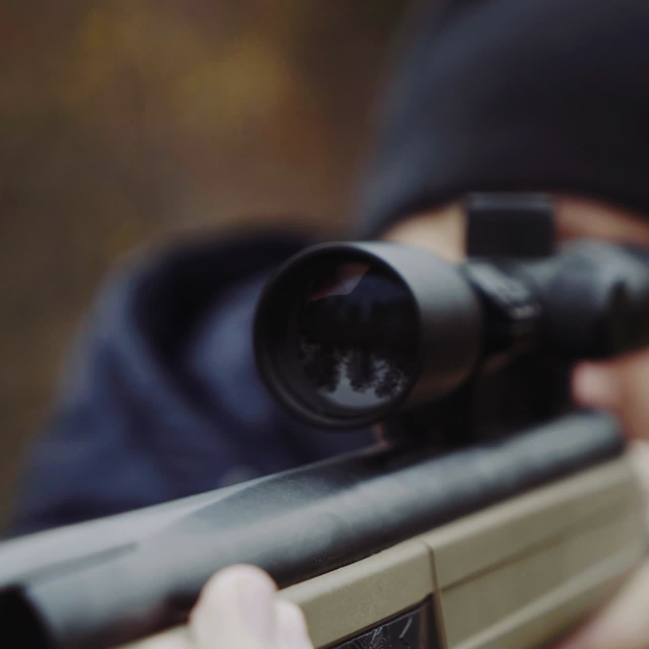 cazador con arma en el bosque