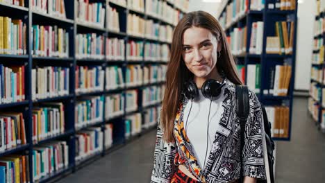 estudiante feliz en una biblioteca