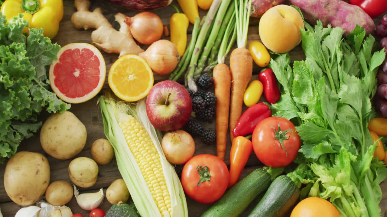 나무 배경 에 신선 한 과일 과 채소 의 비디오