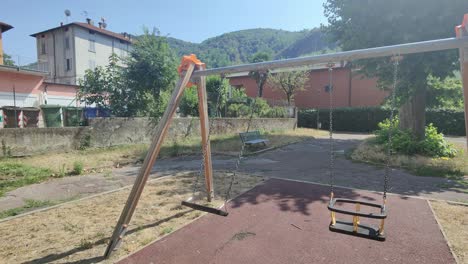 vista del parque infantil y la naturaleza detrás