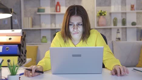 mujer estresada e impaciente trabajando desde casa trabajando en una computadora portátil.