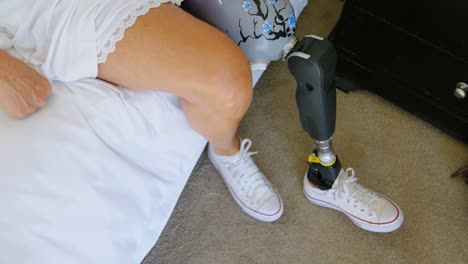 Frau-Mit-Beinprothese,-Die-Ihre-Schnürsenkel-Bindet-4k