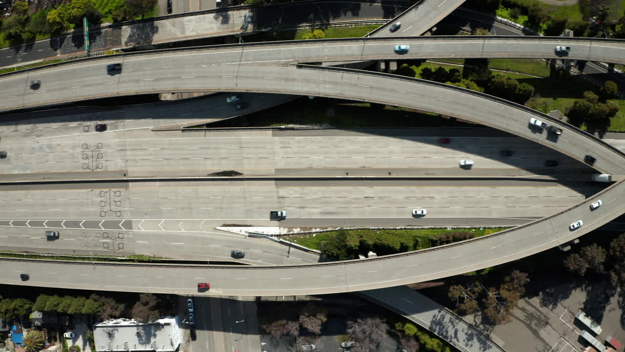 toma aérea del cruce del área de la bahía en oakland que va a la autopista i-80 de san francisco