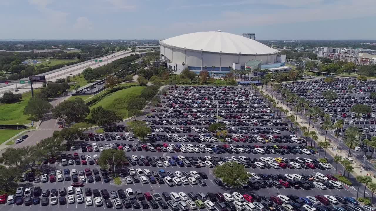트로피카나 필드의 4k 항공 드론 비디오와 다운타운 세인트의 interstate 175  ⁇ 에 있는 전체 주차장