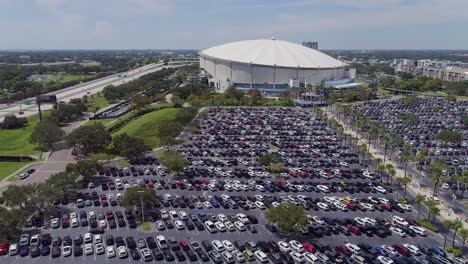 vídeo de drones aéreos de 4k de tropicana field y estacionamientos completos junto a la interestatal 175 en el centro de st.