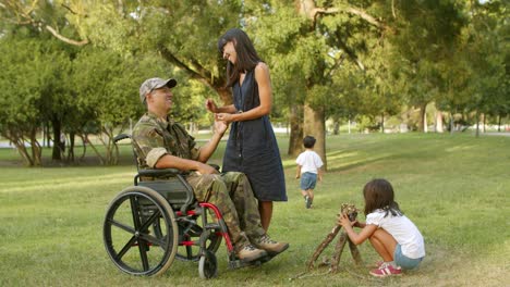 niños felices disfrutando del tiempo libre con papá discapacitado