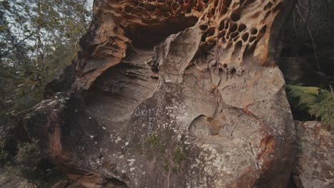 ocean rozpływający się na skałach, zachód słońca na nabrzeżu na plaży la paruse w sydney